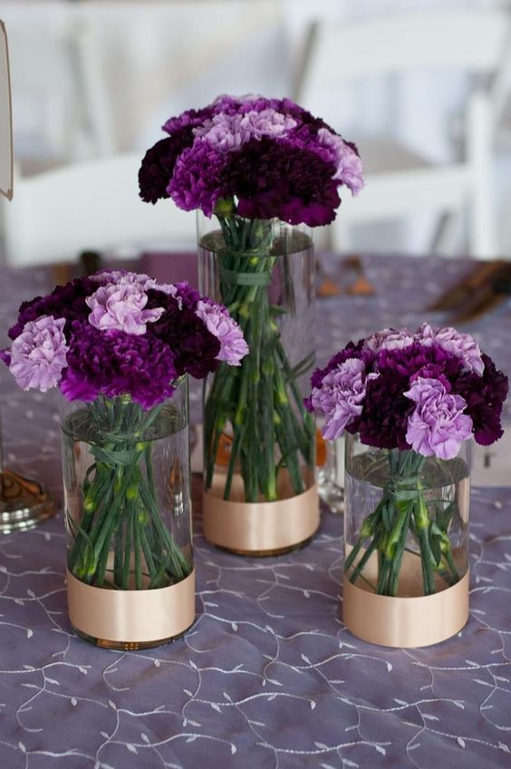 Как сохранить гвоздики. Диантус фиолетовый. Ваза на столе. Фиолетовые цветы в вазе. Сиреневые гвоздики.