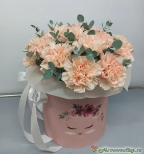 Шляпная коробка с гвоздикой