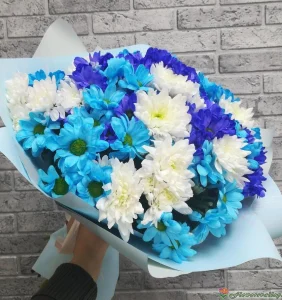 Букет из синих и белых хризантем, 15 шт