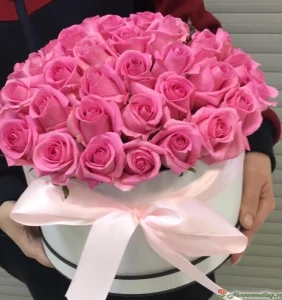 Шляпная коробка средняя с розовой розой 35 шт