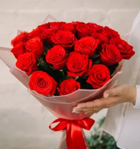 Букет алых роз Нина (сорт "Nina", пр-во Эквадор), 25 шт, 50 см
