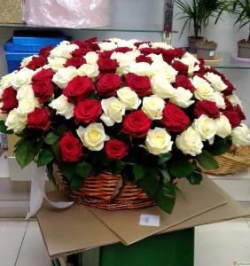 Корзина из белых и красных роз