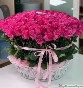 Корзинка розовых роз