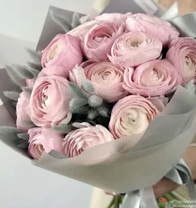 Букет с ранункулюсами и лагурусом