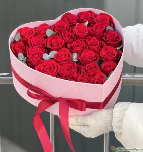 Сердце из красных роз