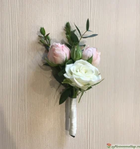 Бутоньерка из кустовой розы