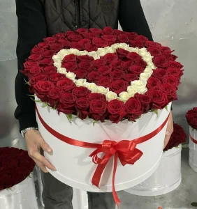 101 красная роза  с сердечком в коробке
