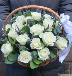 Корзина с розой и лавандой