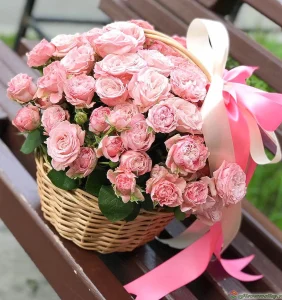 Корзинка с 15 кустовыми розами, 15 шт