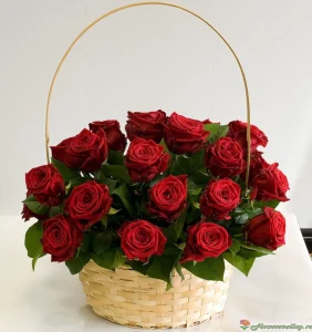 Корзинка красных роз 25 шт