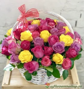 Корзинка разноцветных роз 51 шт