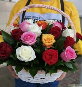 Корзинка разноцветных роз 25 шт