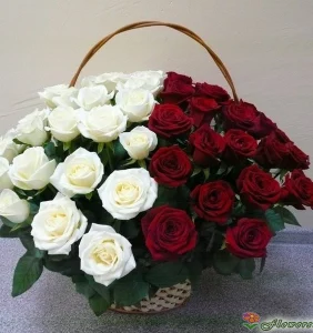 Корзинка из белых и красных роз. 35 шт