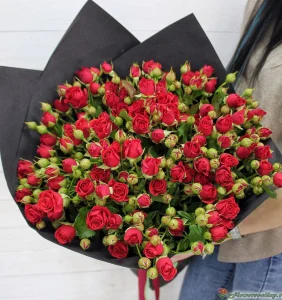 Букет из красных кустовых роз, 15 шт