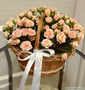 Корзина кустовых роз, 15 шт