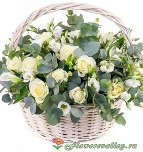 Корзина с 15 розами, альстромерией и эустомой, 15 шт