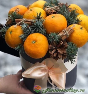 Шляпная коробка с мандаринами