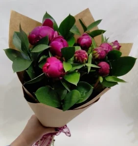 Букет из пионов с зеленью