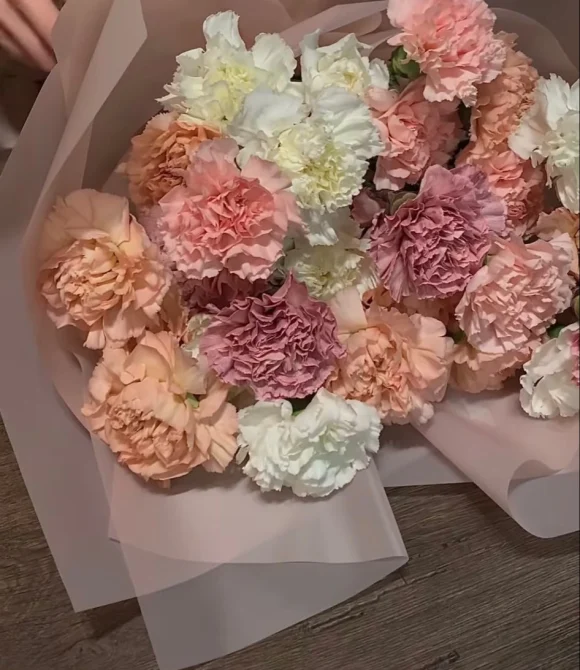  Букет из кремовой гвоздики
