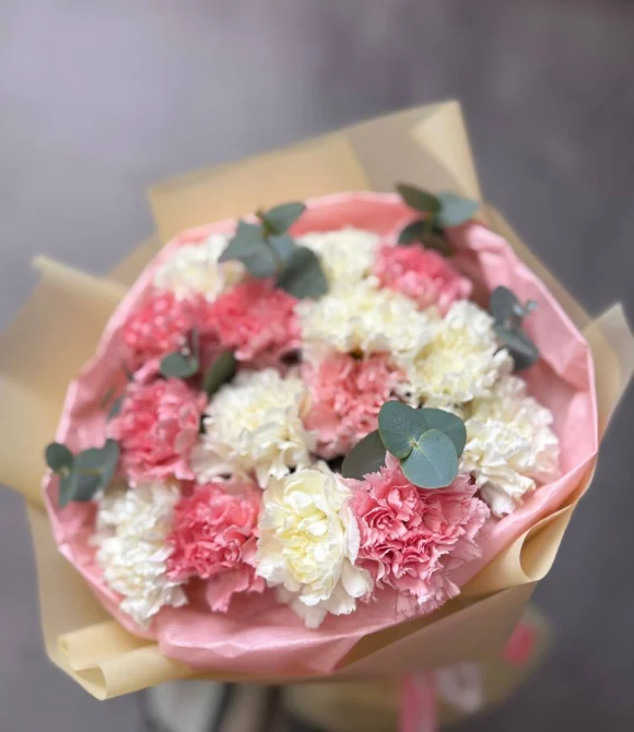 букет из розовой и белой гвоздики
