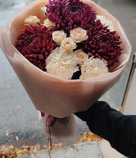с хризантемой бигуди и кустовой розой 