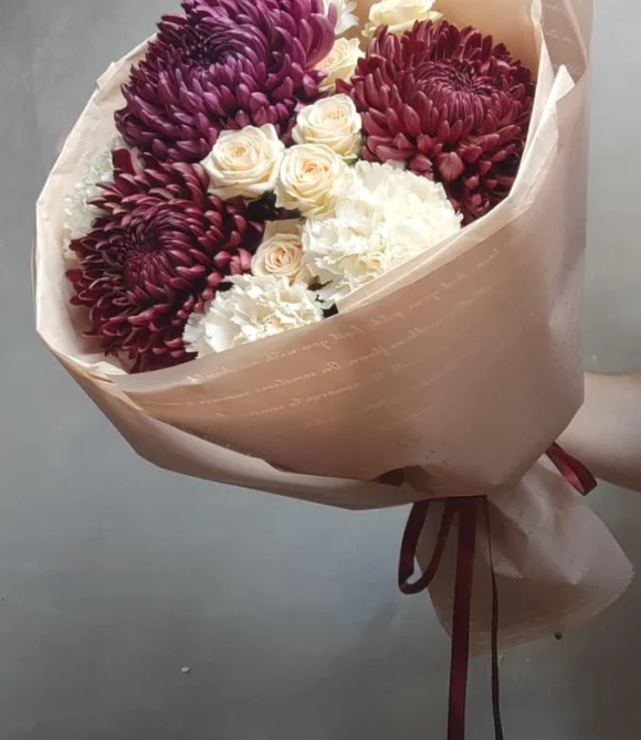 с хризантемой бигуди и кустовой розой 
