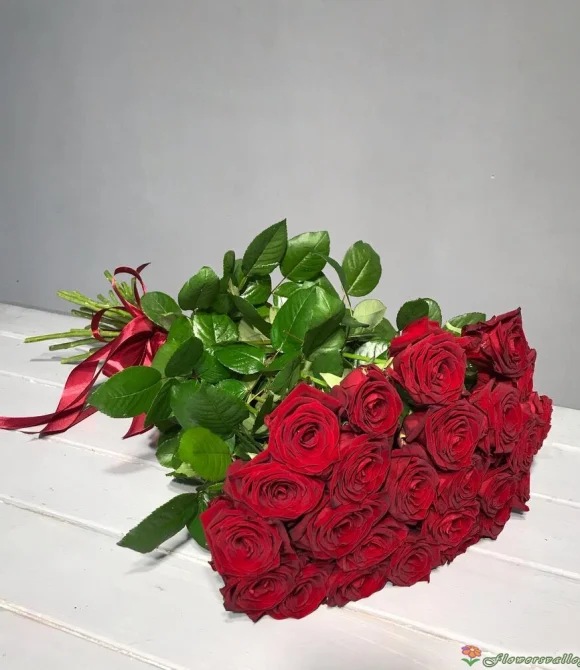 Букет из 25 красных роз, сорт "Ред Наоми"