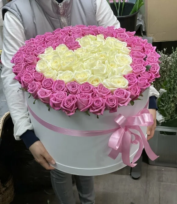 101 роза в шляпгой коробке с сердцем
