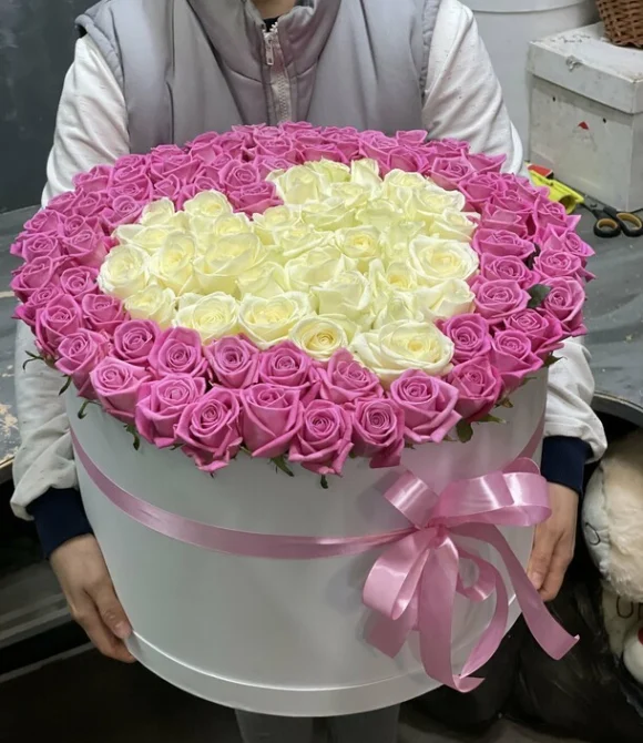 101 роза в шляпгой коробке с сердцем