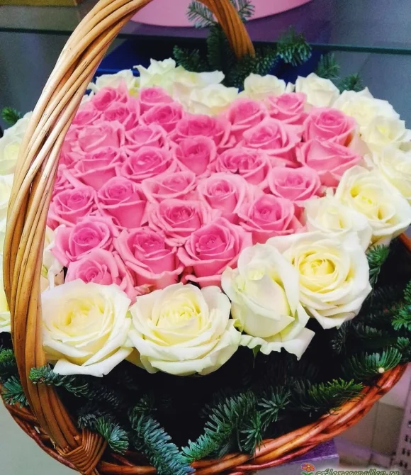 Сердце из 51 розовой розы в корзине