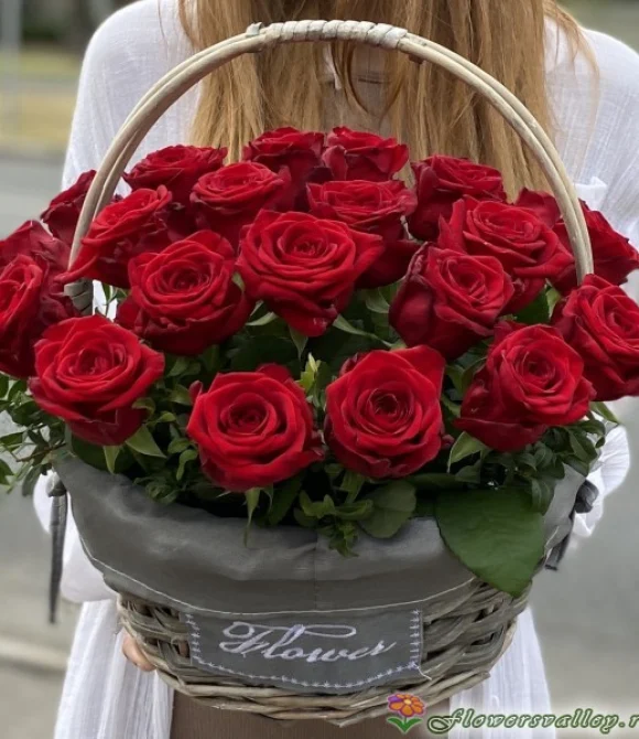 25 роз в корзине