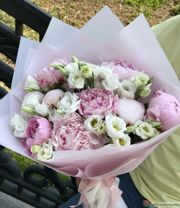 Букет из пинов и эустомы