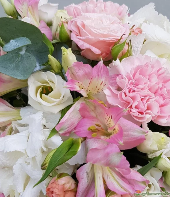 композиция из альстромерии и пионовидной розы