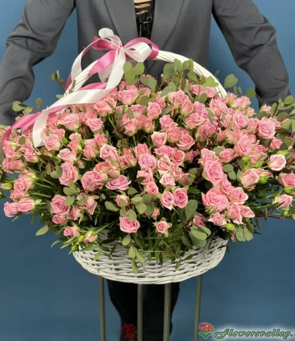 Корзина кустовых роз, 35 шт