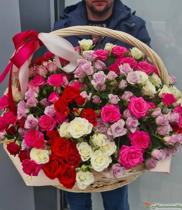 Корзина с розами и лизиантусом
