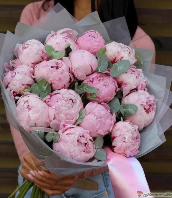 Розовые пионы с эвкалиптом 15 шт.