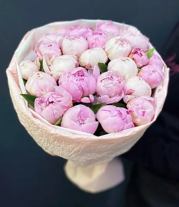 Розовые пионы с эвкалиптом 25 шт.