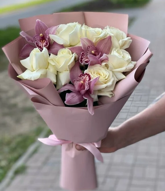 Букет с орхидеями и розой