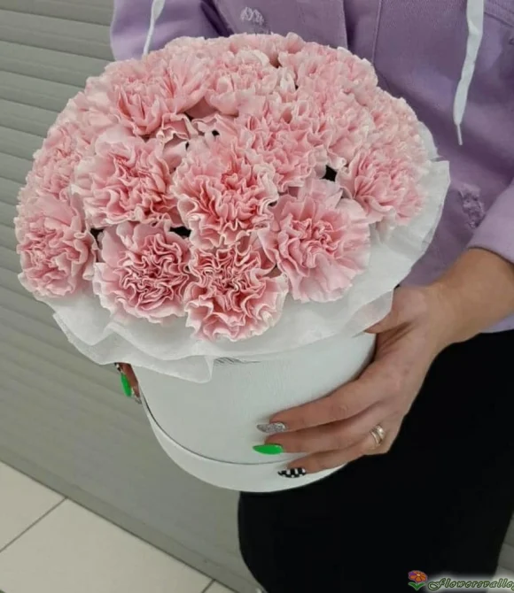 Шляпная коробка с розовой гвоздикой