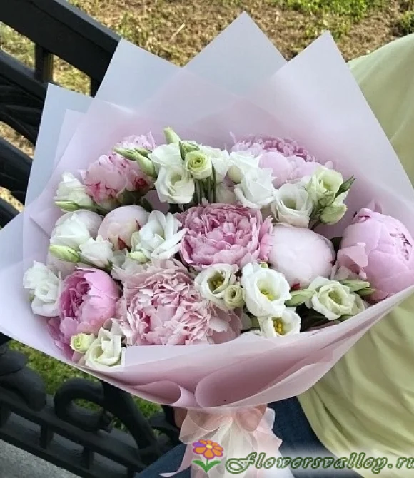 Букет из 9 пионов и эустомы фото 2