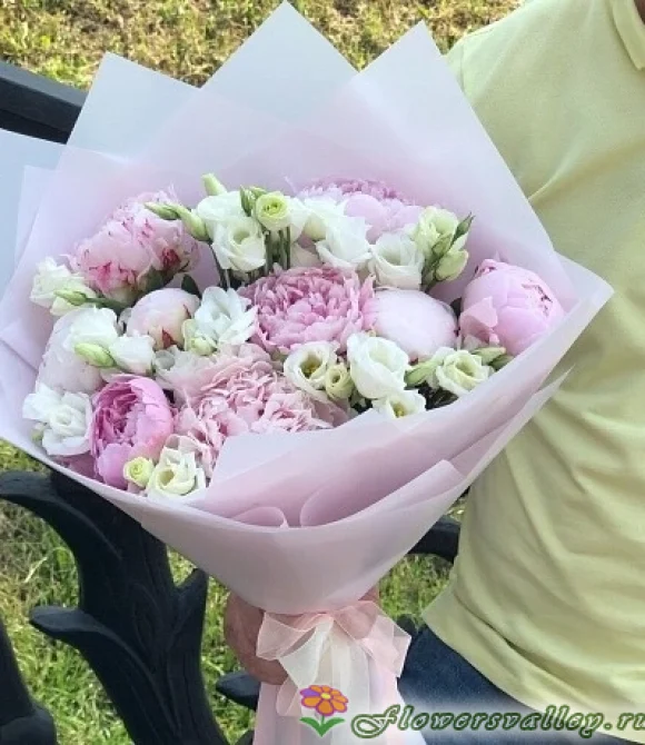 Букет из пионов и эустомы