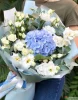 Букет из голубой гортензии и эустомы
