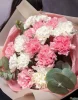 букет из розовой и белой гвоздики