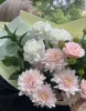 букет с пионовидной кустовой розой и хризантемой