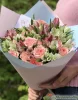 Букет из пионовидных кустовых роз и альстромерии