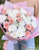 Нежный букет из кустовой розы и хризантем