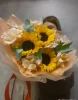 Букет с подсолнухами и французскими розами