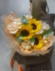 Букет с подсолнухами и французскими розами