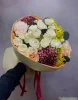 Букет с хризантемой бигуди и кустовыми розами