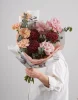 Букет с хризантемами бигуди, французской розой и диантусами